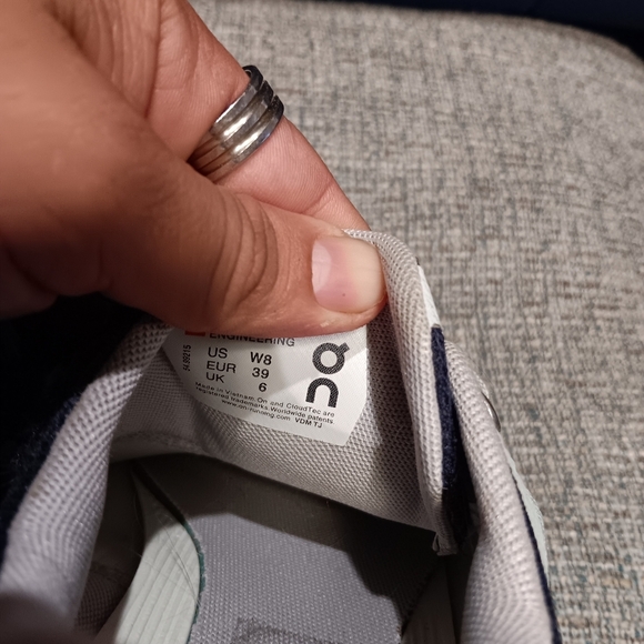 On Cloudsurfer 6 Running Shoes, Women's 8w (Fennel/Ink) Navy Great Condition! - Picture 6 of 7